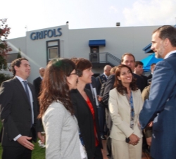 Don Felipe conversa con los trabajadores de la planta del Grupo Grifols